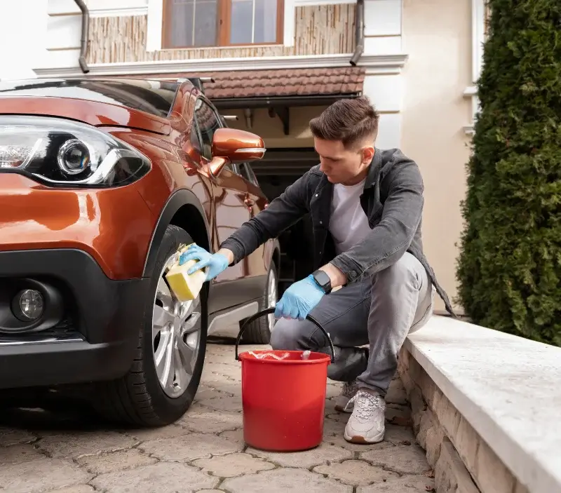 Lavage auto à domicile Lorry-lès-Metz : professionnel intervenant sur un véhicule